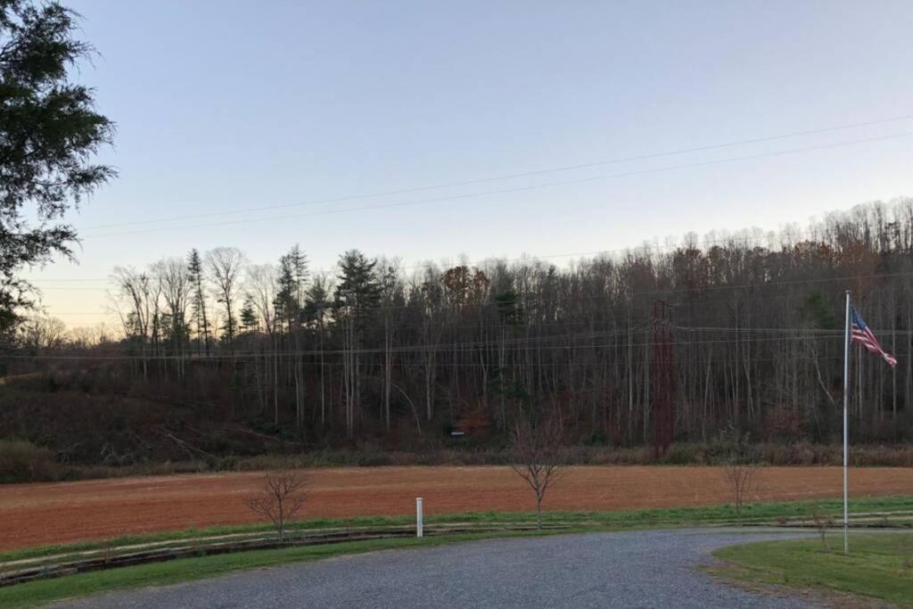 The Farmhouse At Wolfehaven Villa Asheville Exterior photo